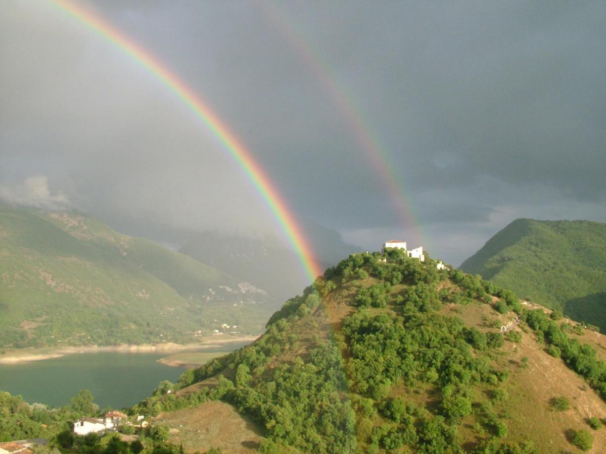 Casa Matilda Casa Vacanze Castel di Tora Esterno foto